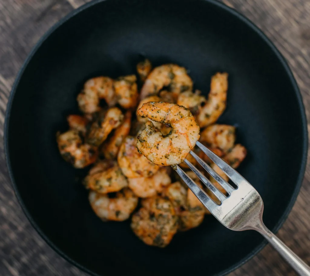 Pan fried shrimp with sauce and herbs