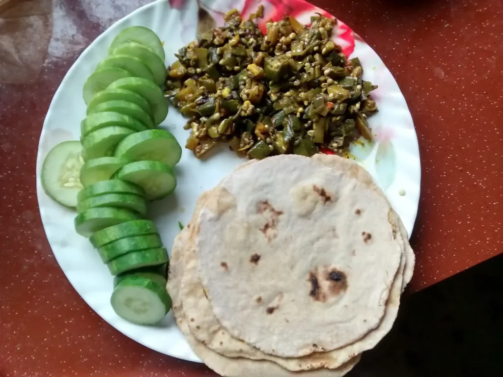 Roti_with_Bhindi_Masala_and_Cucumber_Salad