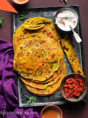 Serving Methi Theplas With chutney